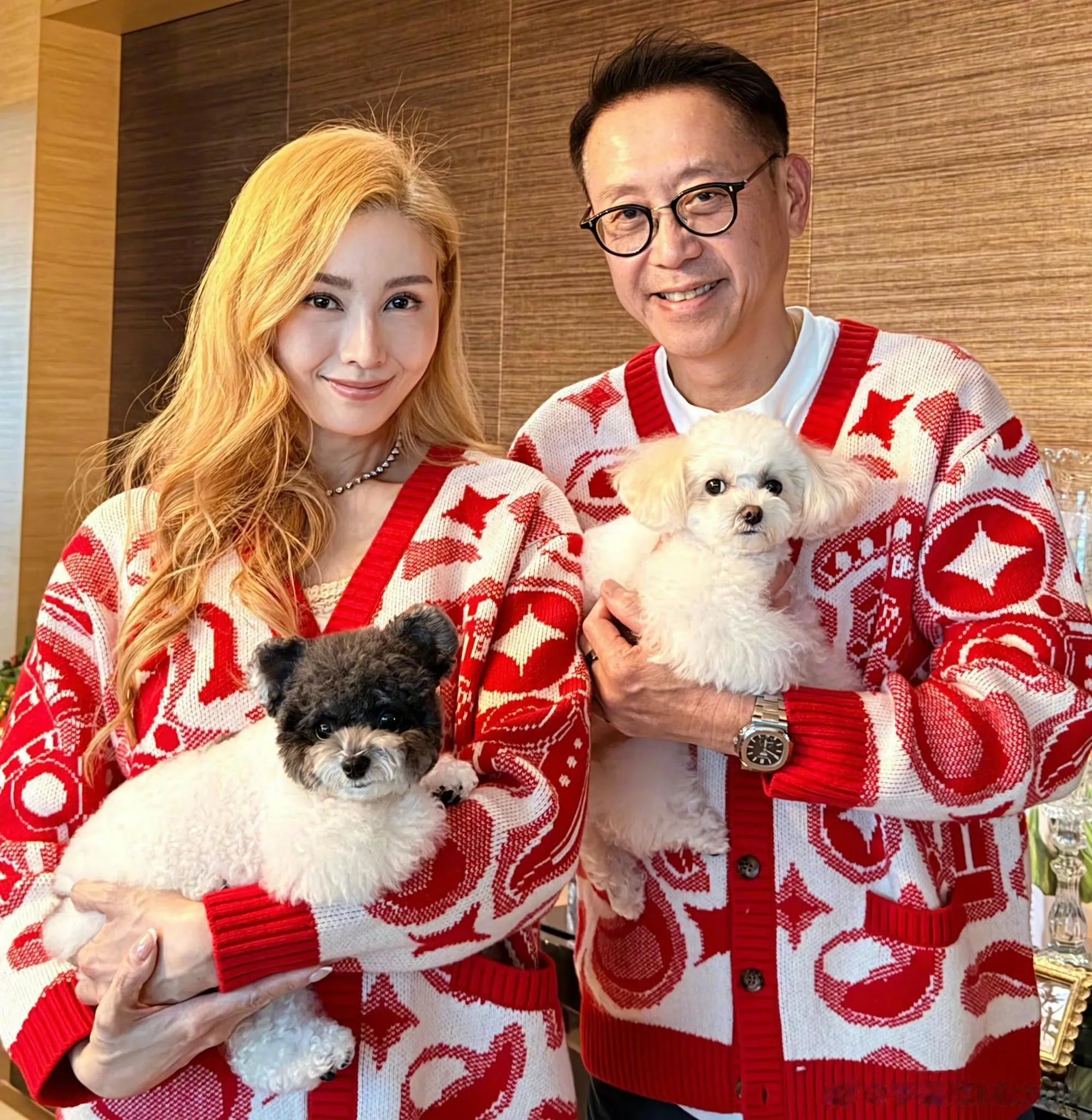 李嘉欣元宵节送祝福，晒金发美照年轻又漂亮，网友直夸像女团成员