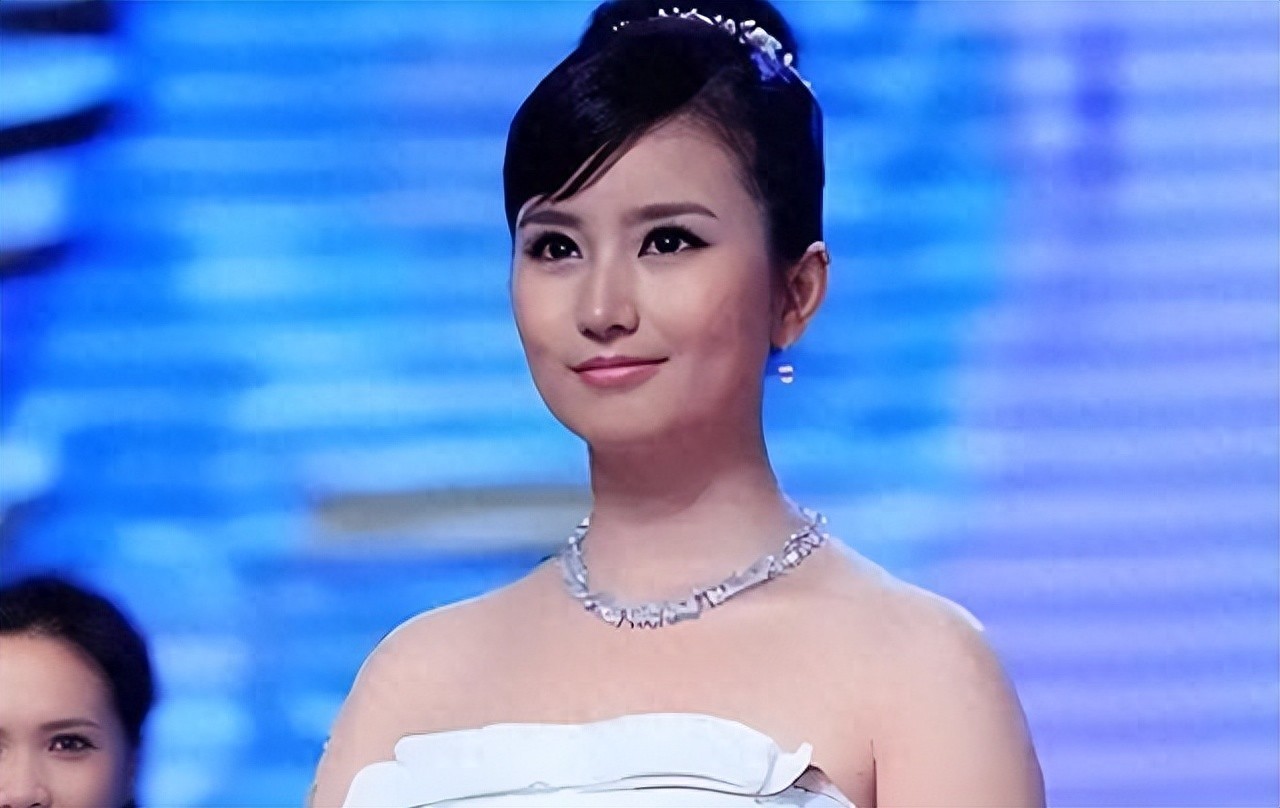 她曾是上海著名主持，和富商离婚后沦落当网红，38岁独自带娃生活