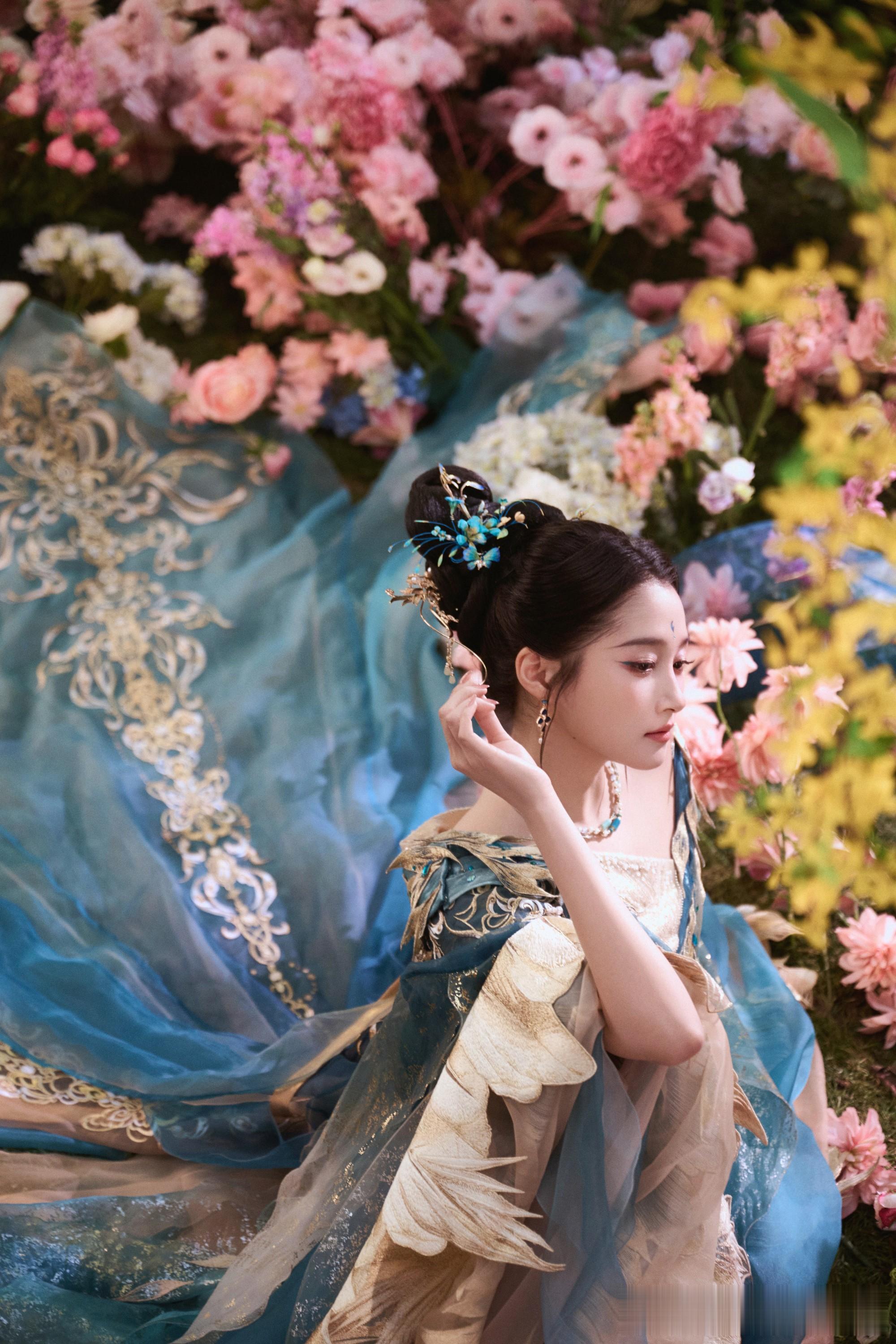 女星关晓彤惊鸿一瞥，花开富贵，犹如仙女下凡！