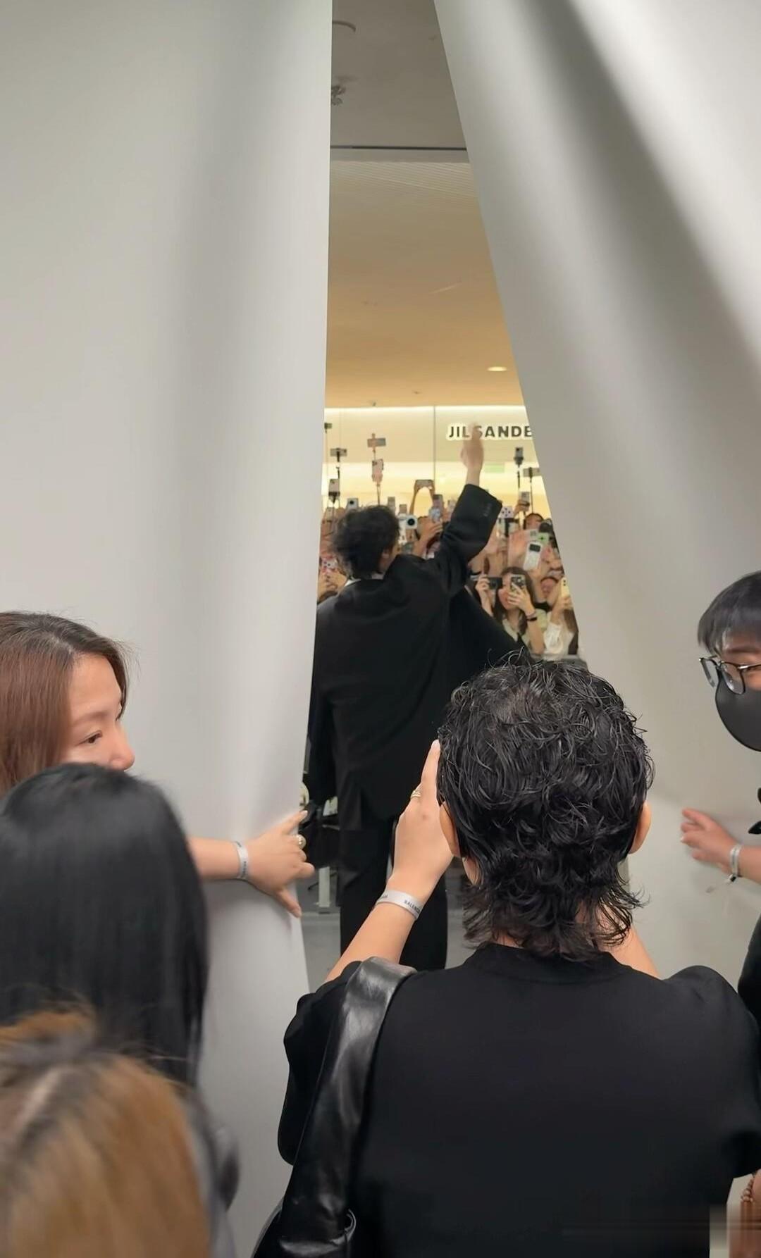 张柏芝、杨超越、周游、展轩、马吟吟、李蔓瑄巴黎世家活动大合影