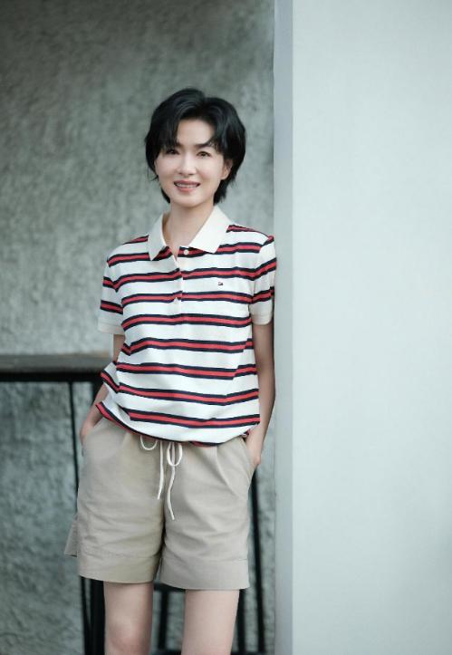 万茜私服穿搭真时髦！条纹Polo衫+卡其短裤，休闲随性又减龄！
