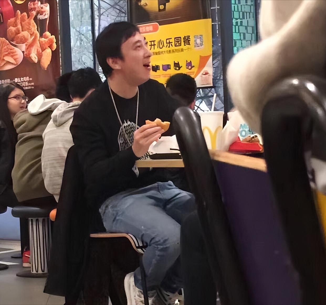 黄一鸣是懂流量的！带女儿闪闪去万达卖衣服，不给王思聪一丝体面