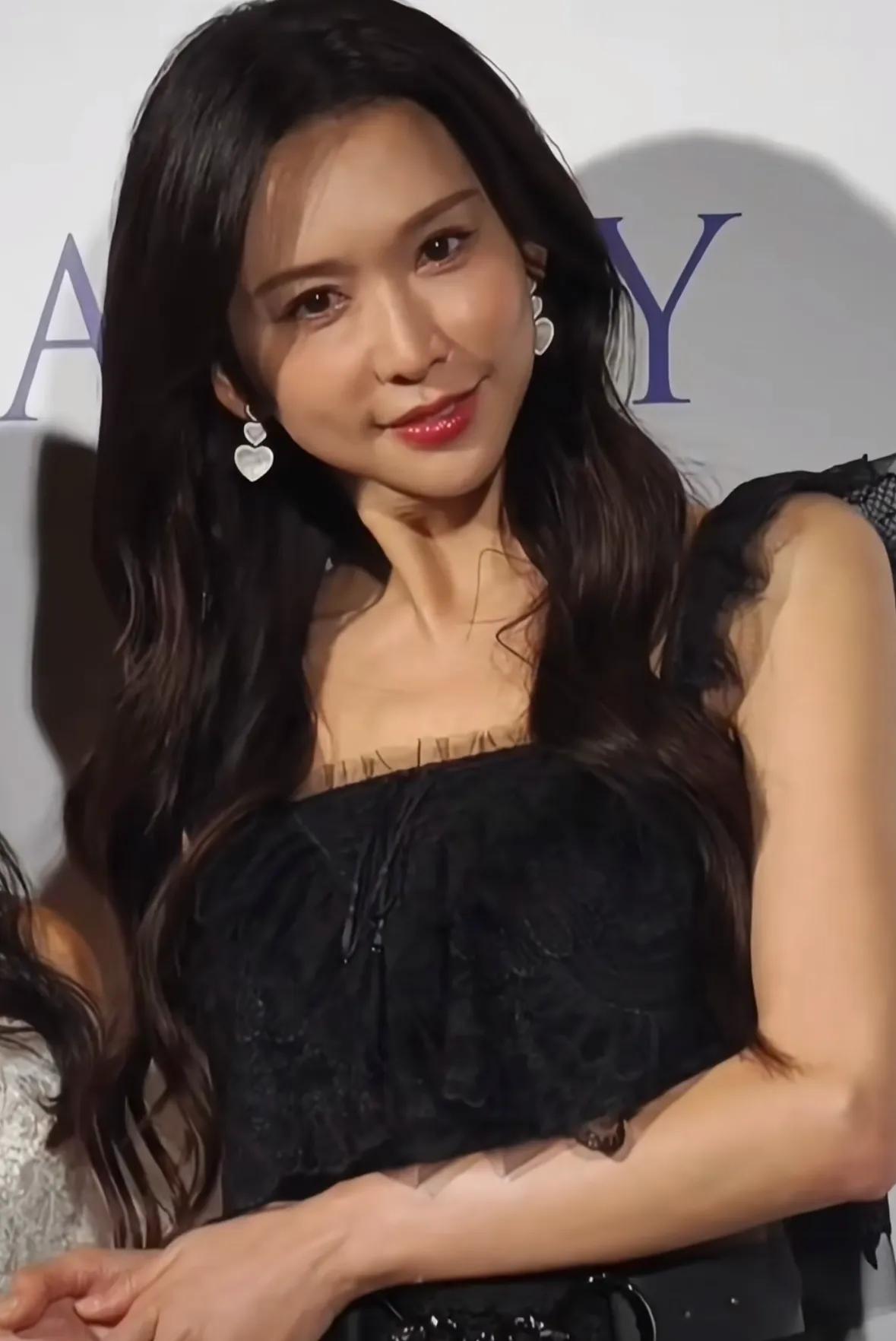 林志玲今日出席活动，穿黑色蕾丝裙扮可爱，裙子廉价脸看着也很僵