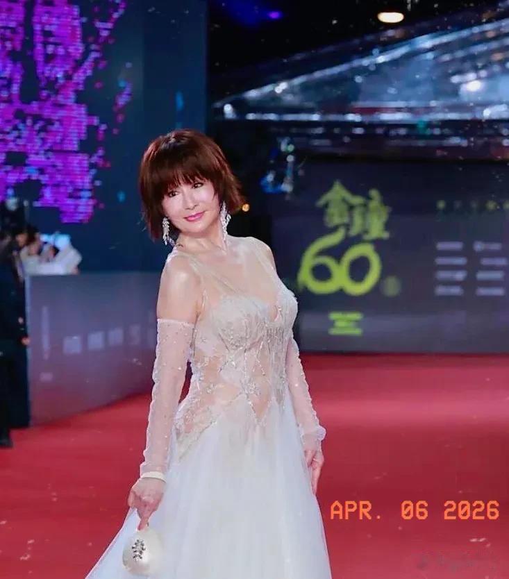 80岁潘迎紫在舞台上跳舞，体态轻盈，年轻有活力，精气神十足！