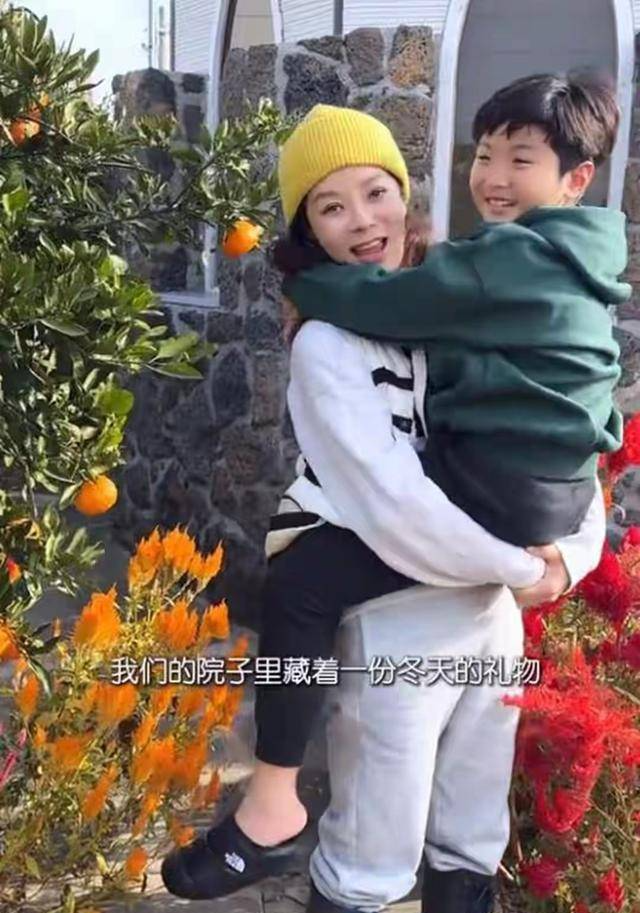 蔡琳47岁生日，祖孙三代一起过