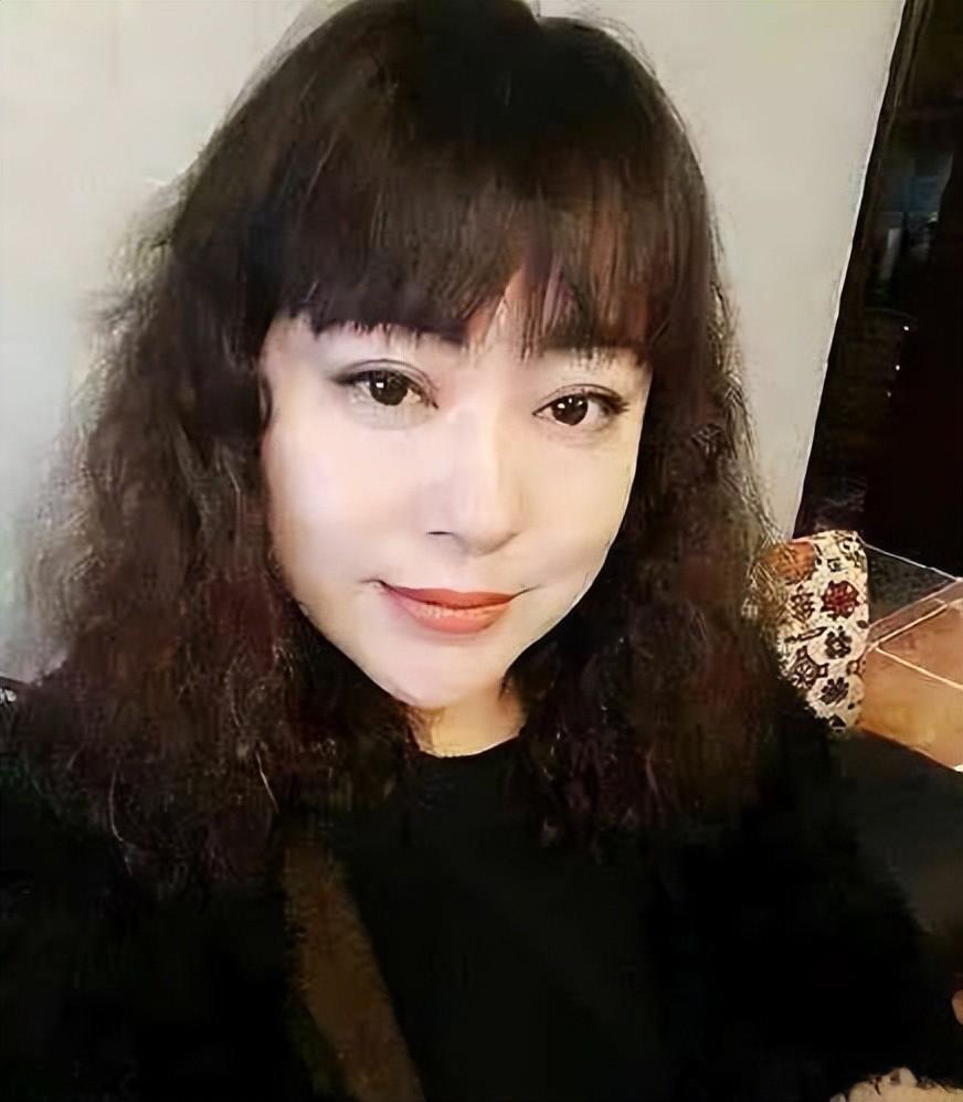 54岁李菁菁瘦身成功，已经吃素好多年了，高秀敏女儿是她的恩人