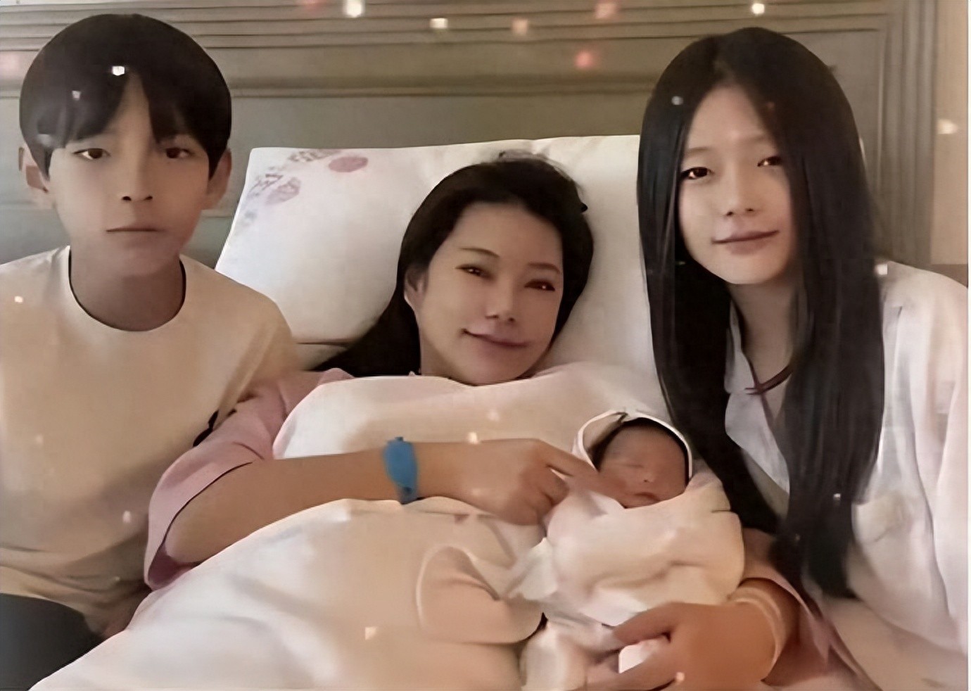 大S去世一年后，玥儿照顾新妈给新弟买礼物上热搜，背后心酸谁懂