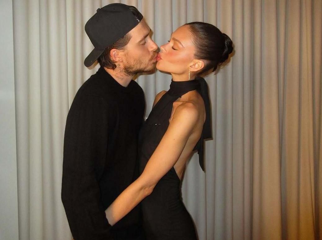 贝克汉姆妻子现身巴黎,穿西服双手插兜气场全开,好似高冷女总裁