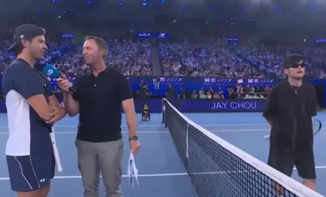 周杰伦澳网首赛！戴假发上场、5秒出局球都没碰到，昆凌憋不住笑