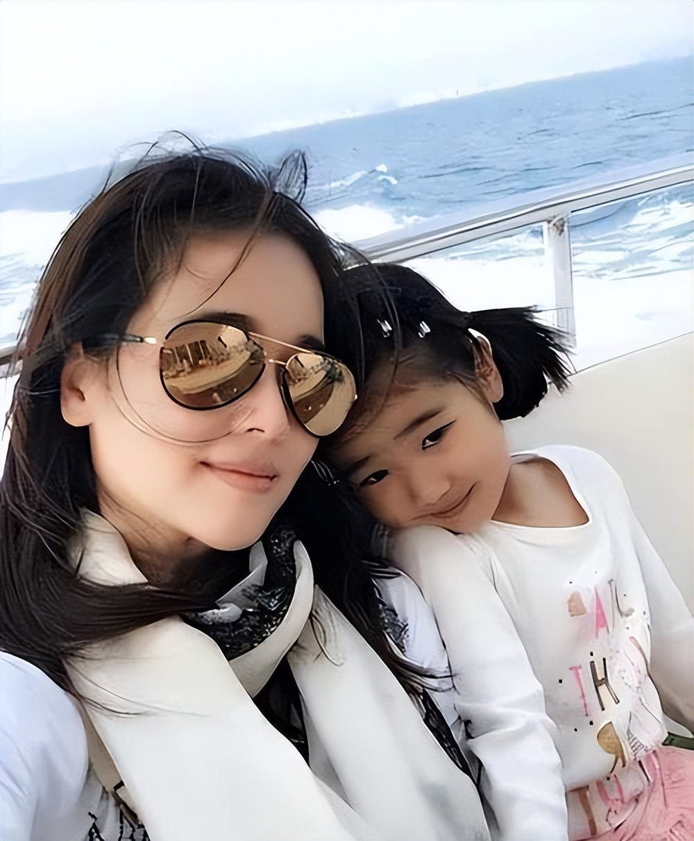 左小青母女罕见同框，14岁女儿身高优势明显，颜值被吐槽不如妈妈