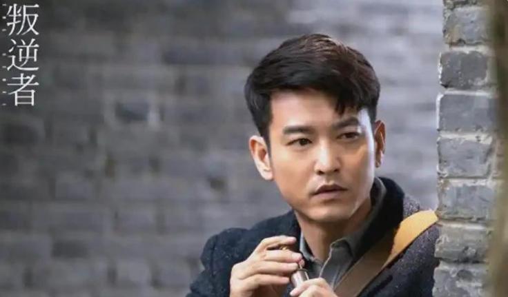 长得帅气耐看，演了107部戏也没红，如今46岁搭档江疏影红了