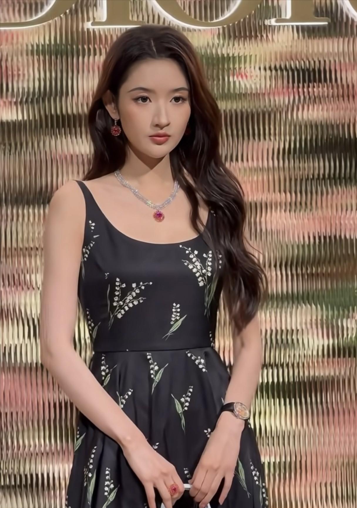 被短发的赵丽颖惊艳 不穿暴露礼服却艳压群芳 网友：林更新得避嫌了