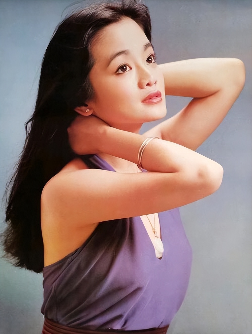 她插足富豪婚姻，37岁未婚先孕生下儿子，如今仍是香港顶级富婆