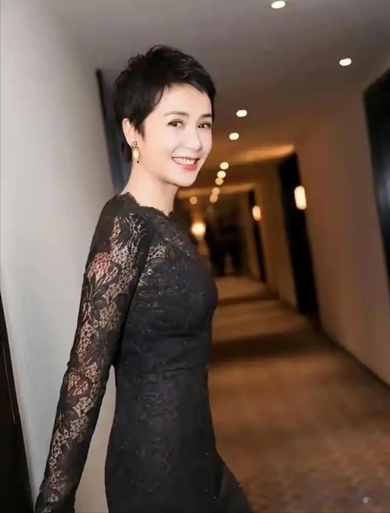 60岁蒋雯丽现状：定居英国，又瘦又老，没想到一代女神也老了