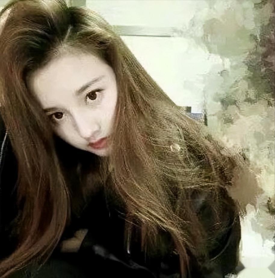 被曝和白人搂抱、与富二代同居，看完牢A直播 才懂宋祖儿为啥被黑