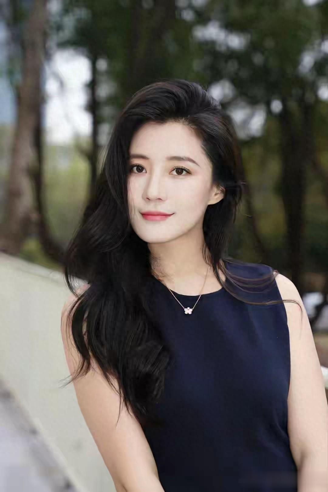 林瑾希藏蓝针织裙造型刷屏
