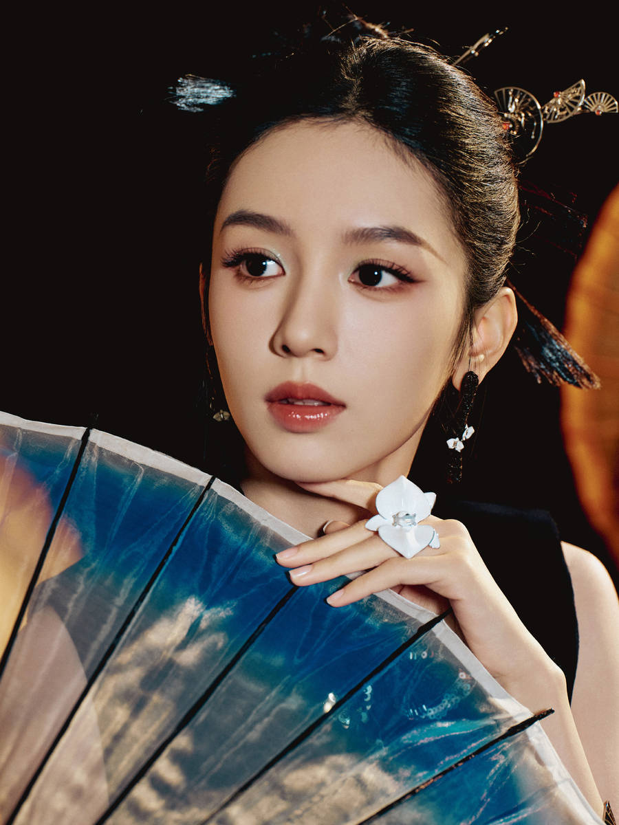 周也穿新中式旗袍 尽显东方韵味