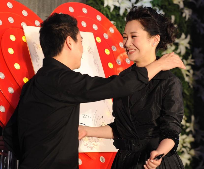 他是著名演员，总演坏蛋导致57岁才结婚，妻子至今没人见过真容