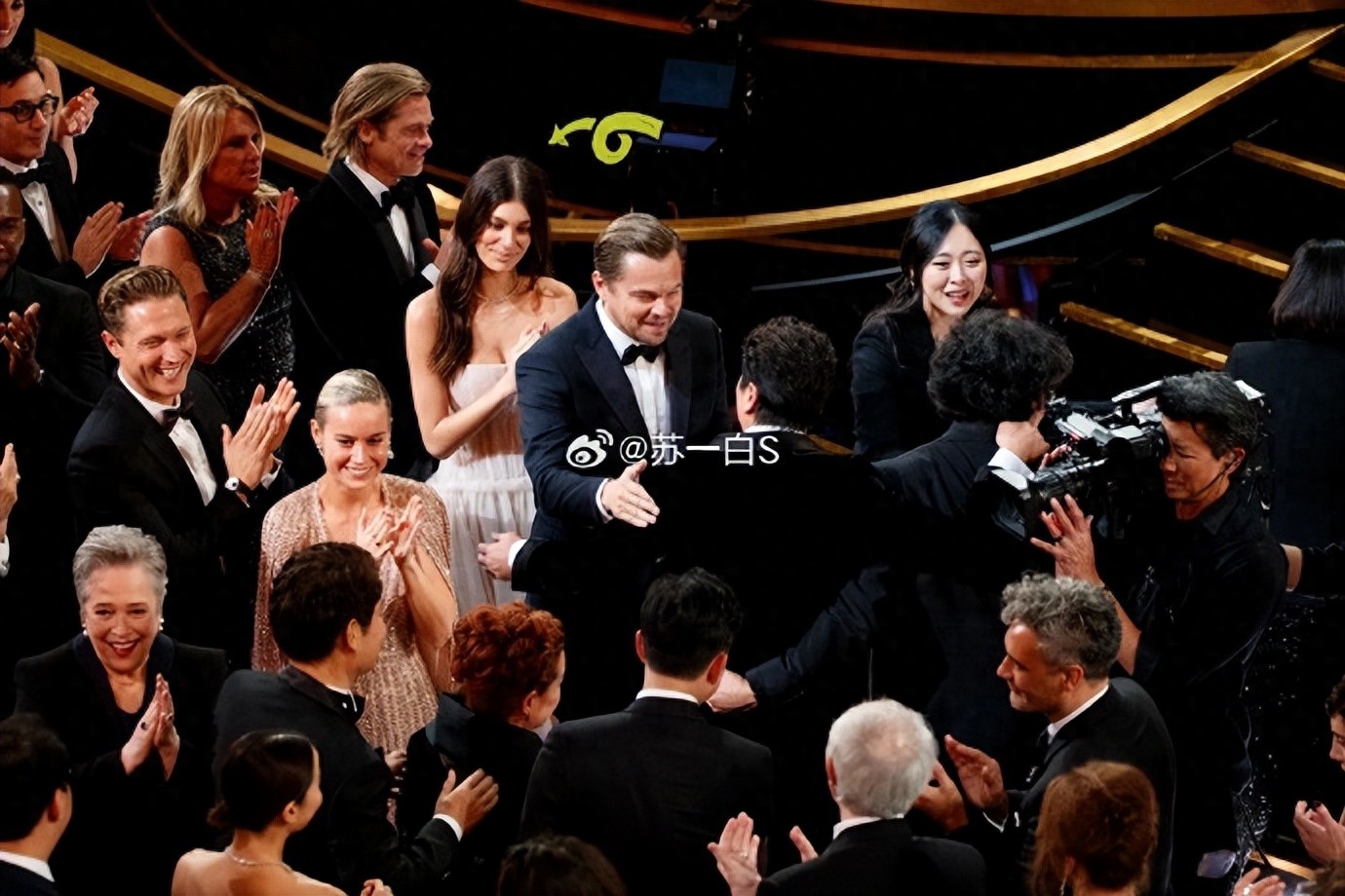 桑切斯出席奥斯卡派对！穿古董裙，手肘皱巴，赘肉溢出，但自信美