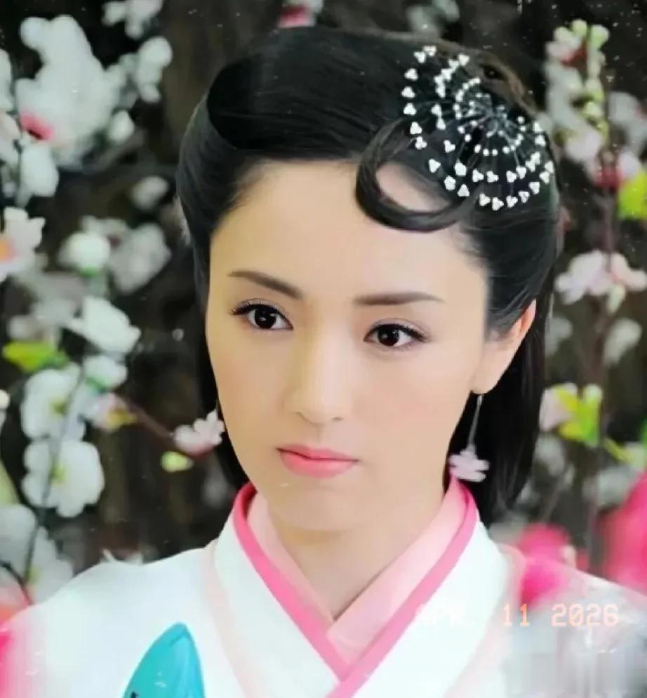 小酒窝晒董璇年轻时候的照片，称其颜值太权威，网友：最美女神龙
