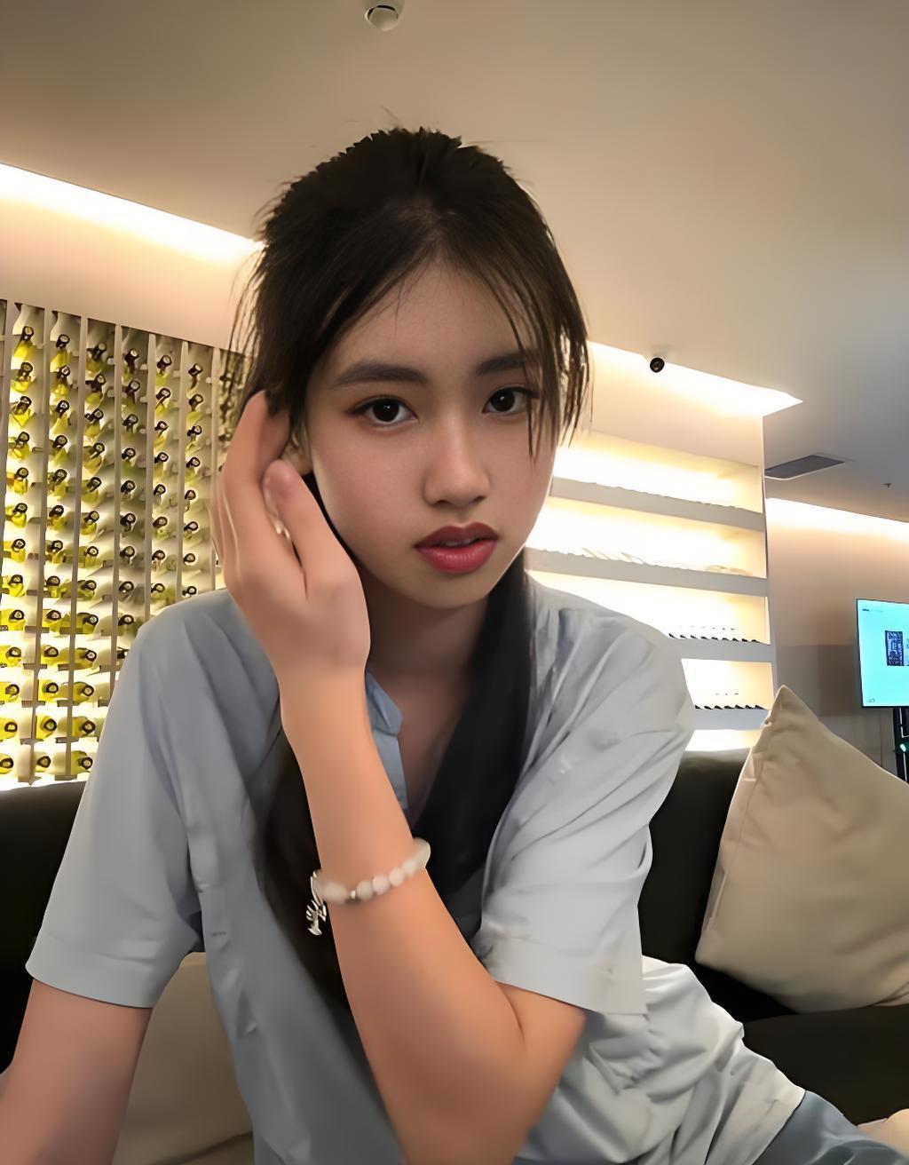 冯小刚春节后送女儿上学，脸贴脸喊“宝儿”太戳心！很舍不得