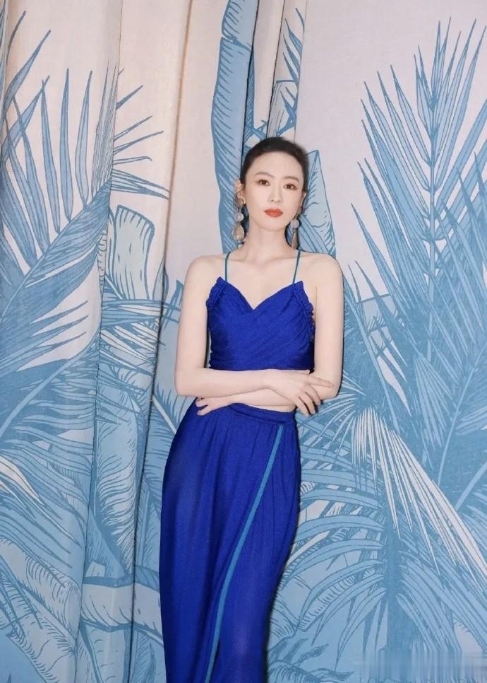 童瑶宝蓝色露脐装秀出小蛮腰，这谁顶得住？