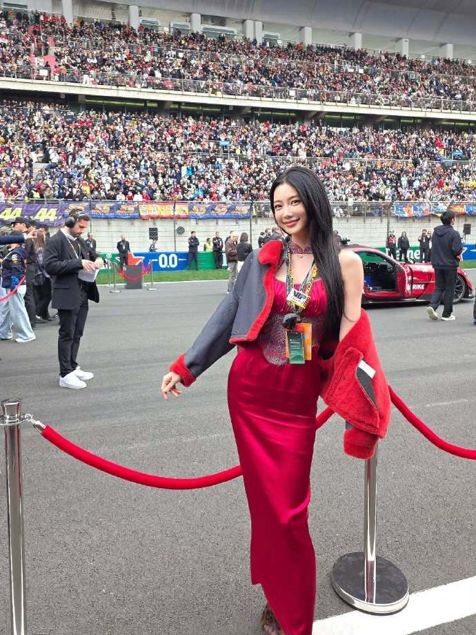 克拉拉额头的骨相太耀眼了，简直是老天赏饭。