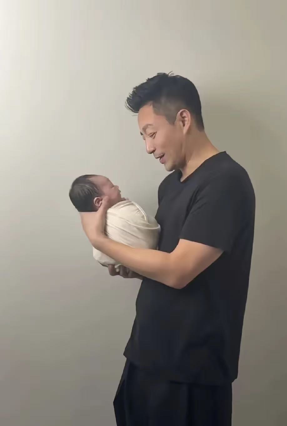 马筱梅坐完月子，汪小菲和儿子拍满月照，直播间笑得合不拢嘴