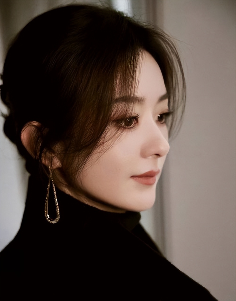 打拼多年，赵丽颖也没想到，如今33岁的亲弟弟竟成了自己的救赎