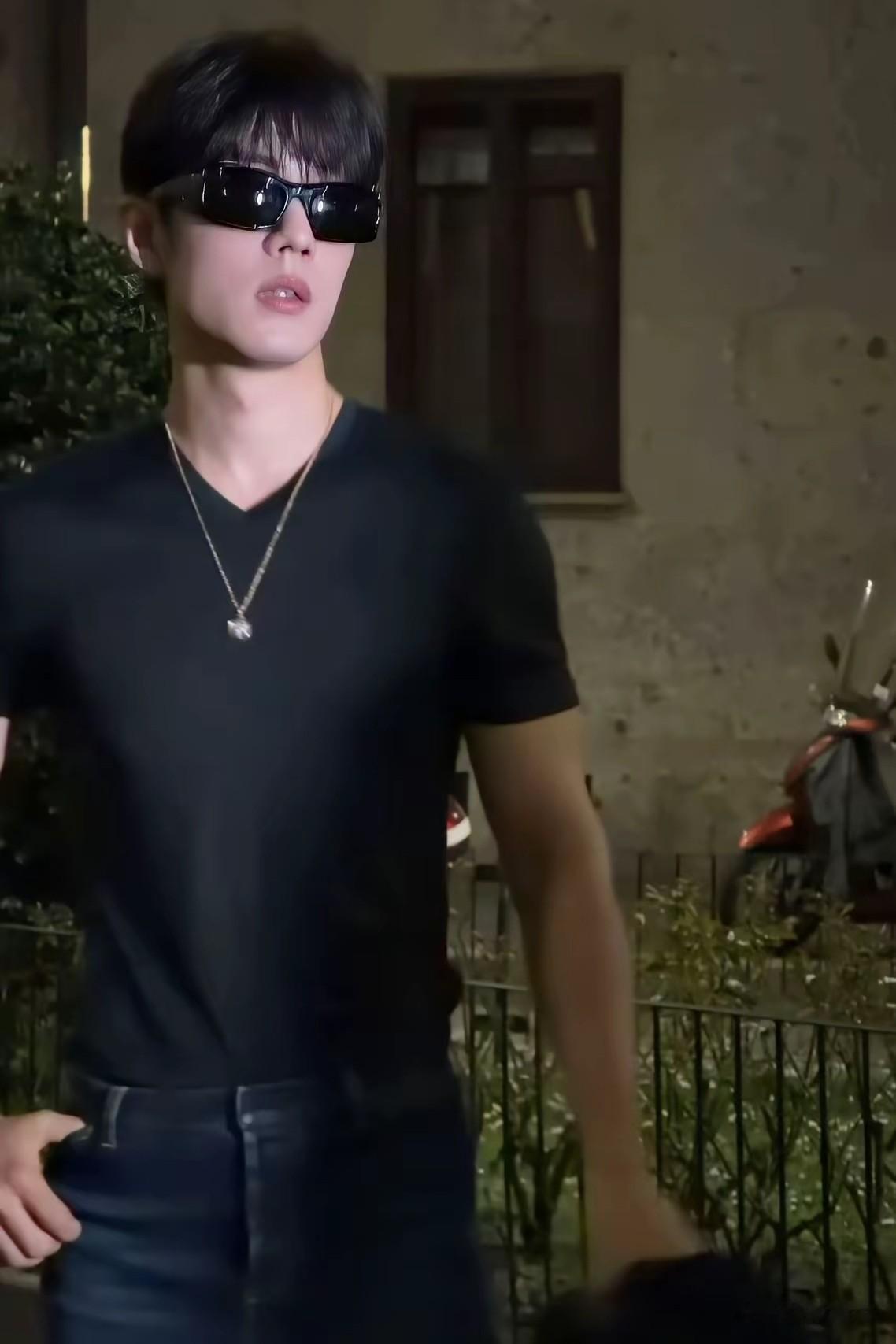 肖战每年看秀都是TODS在前，GUCCI在后，老钱内敛和张扬风的对决