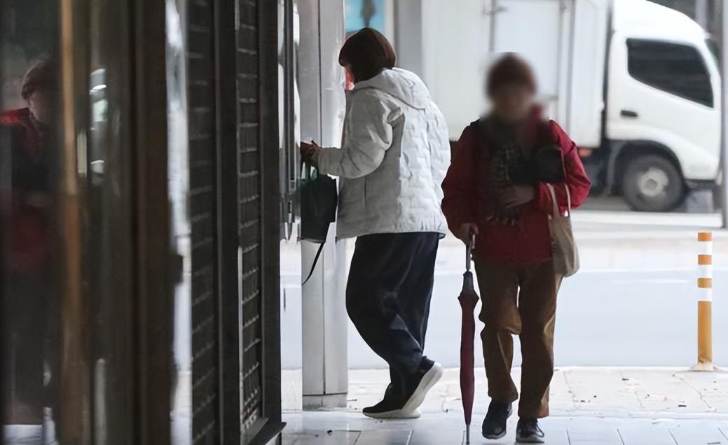 44岁任家萱孕相十足！穿着宽松似怀二胎，小腰果此前预言宝宝出来