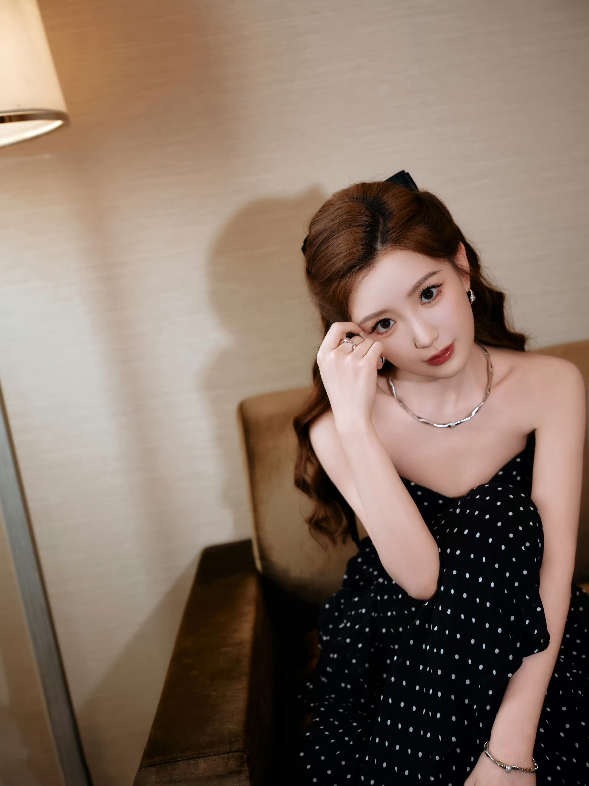 毛晓彤黑色波点抹胸连衣裙，限定版优雅迷人的猫猫公主