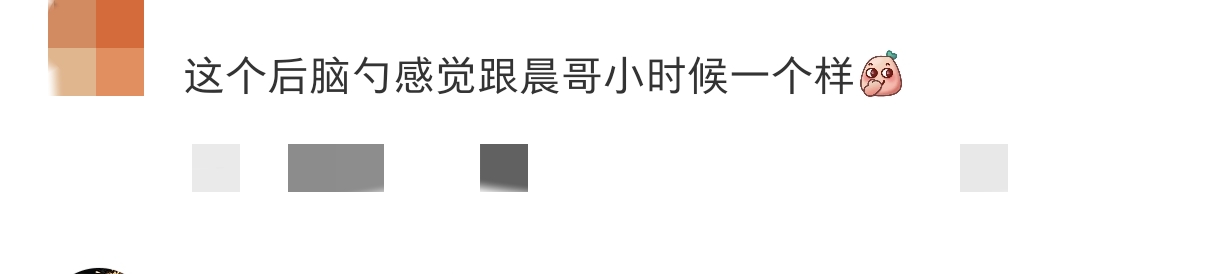 魏晨一家阿那亚度假，三岁儿子大长腿抢镜，后脑勺都很像爸爸魏晨