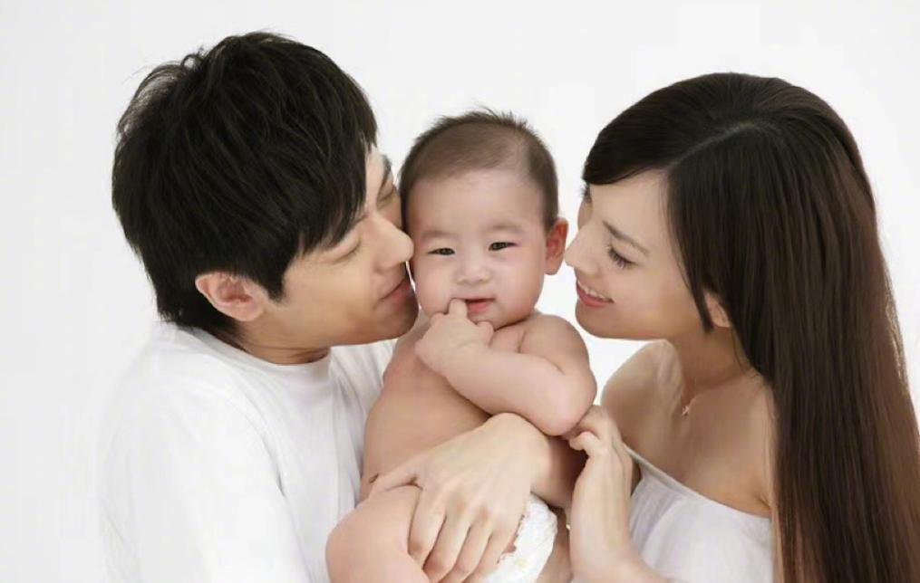 林志颖儿子Kimi正面曝光！羽毛球赛场亮相，简直是妈妈陈若仪翻版