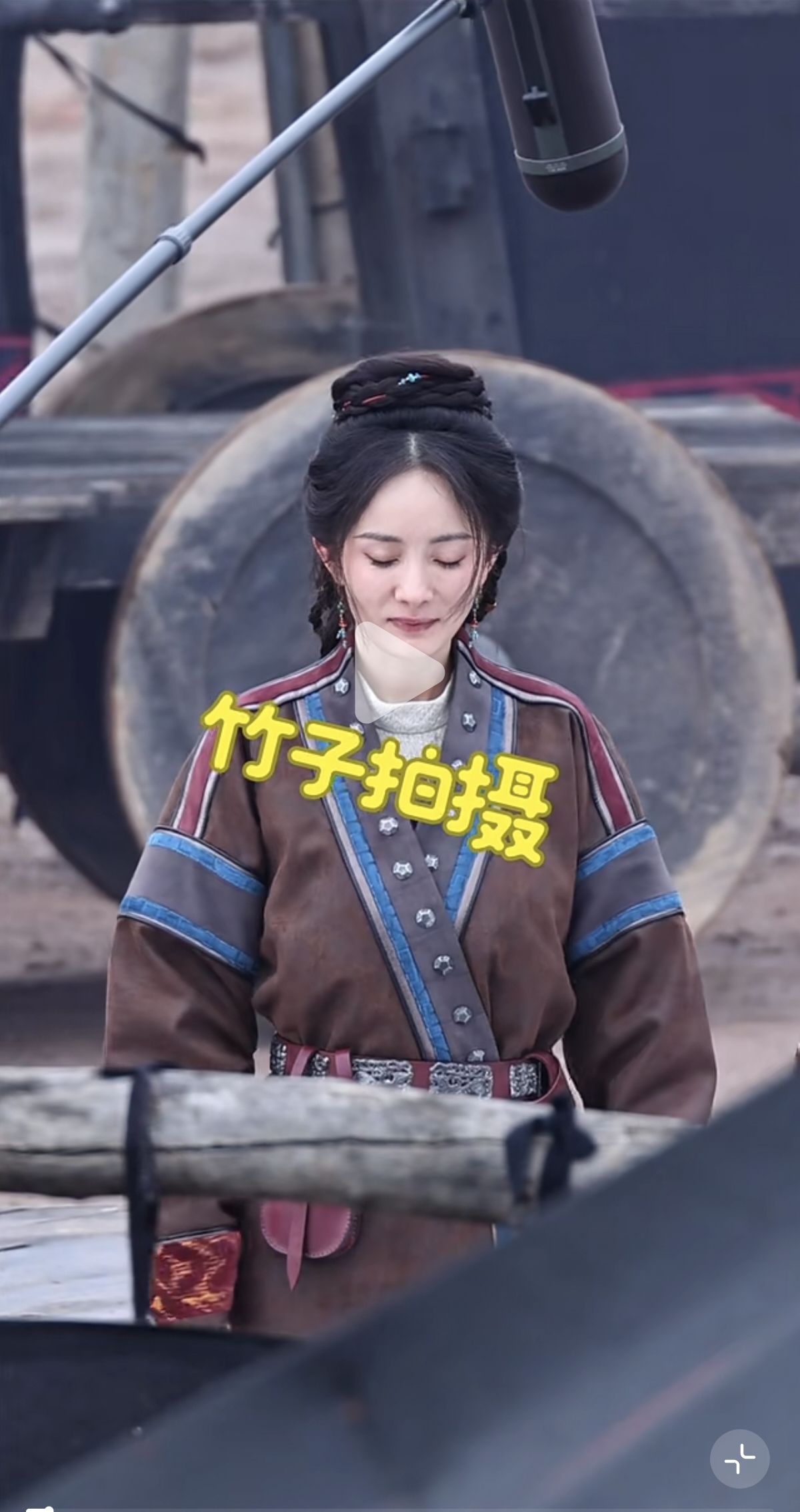 这是又抽象上了？杨幂片场拍戏路透，小表情好多太可爱太迷人了