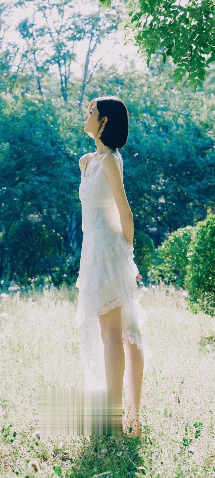 张艺凡光脚丫美腿写真，粉色彩甜美怡人，温柔又元气。