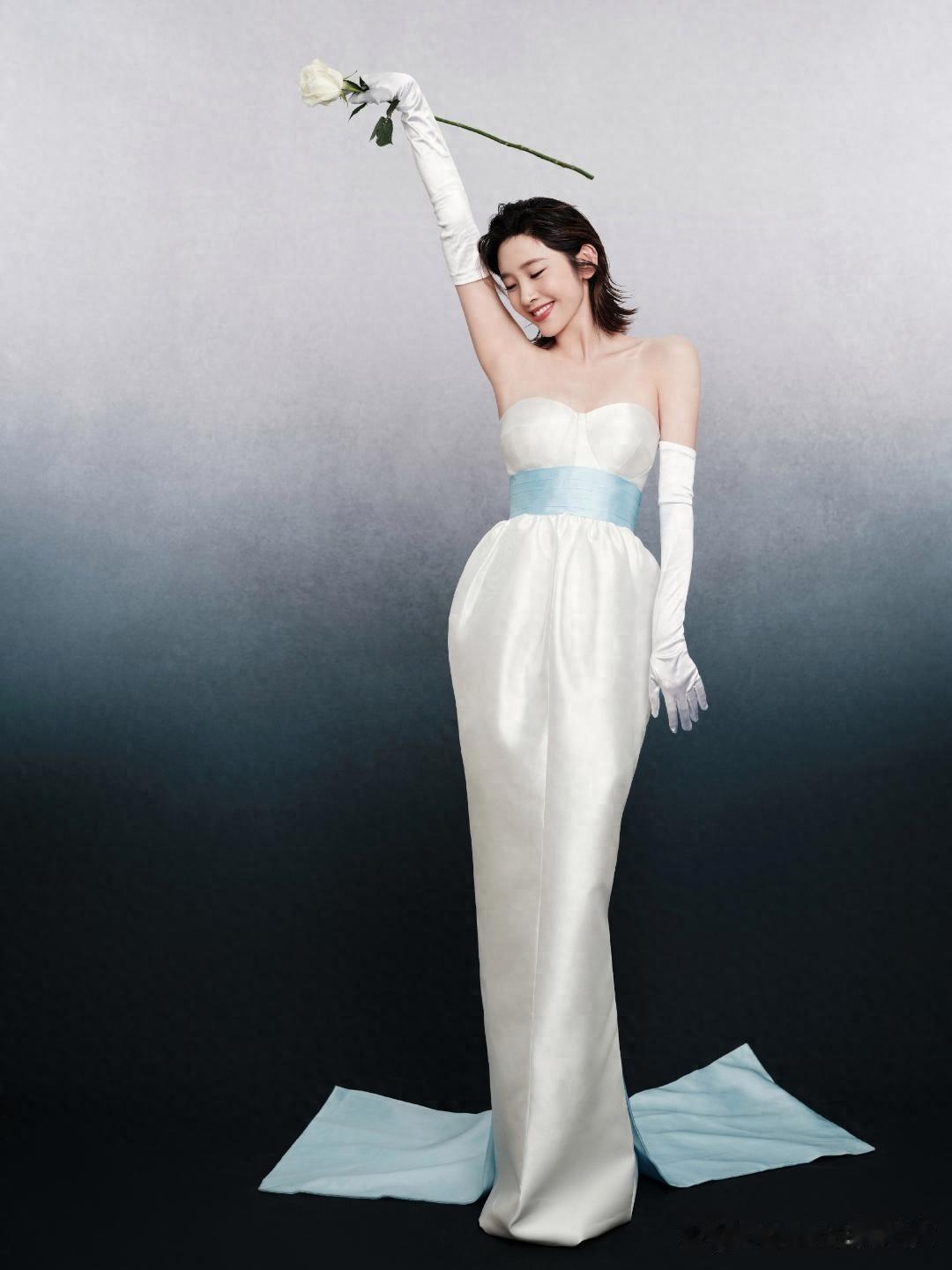 唐艺昕的白裙造型中浅蓝色更多了几分清新。