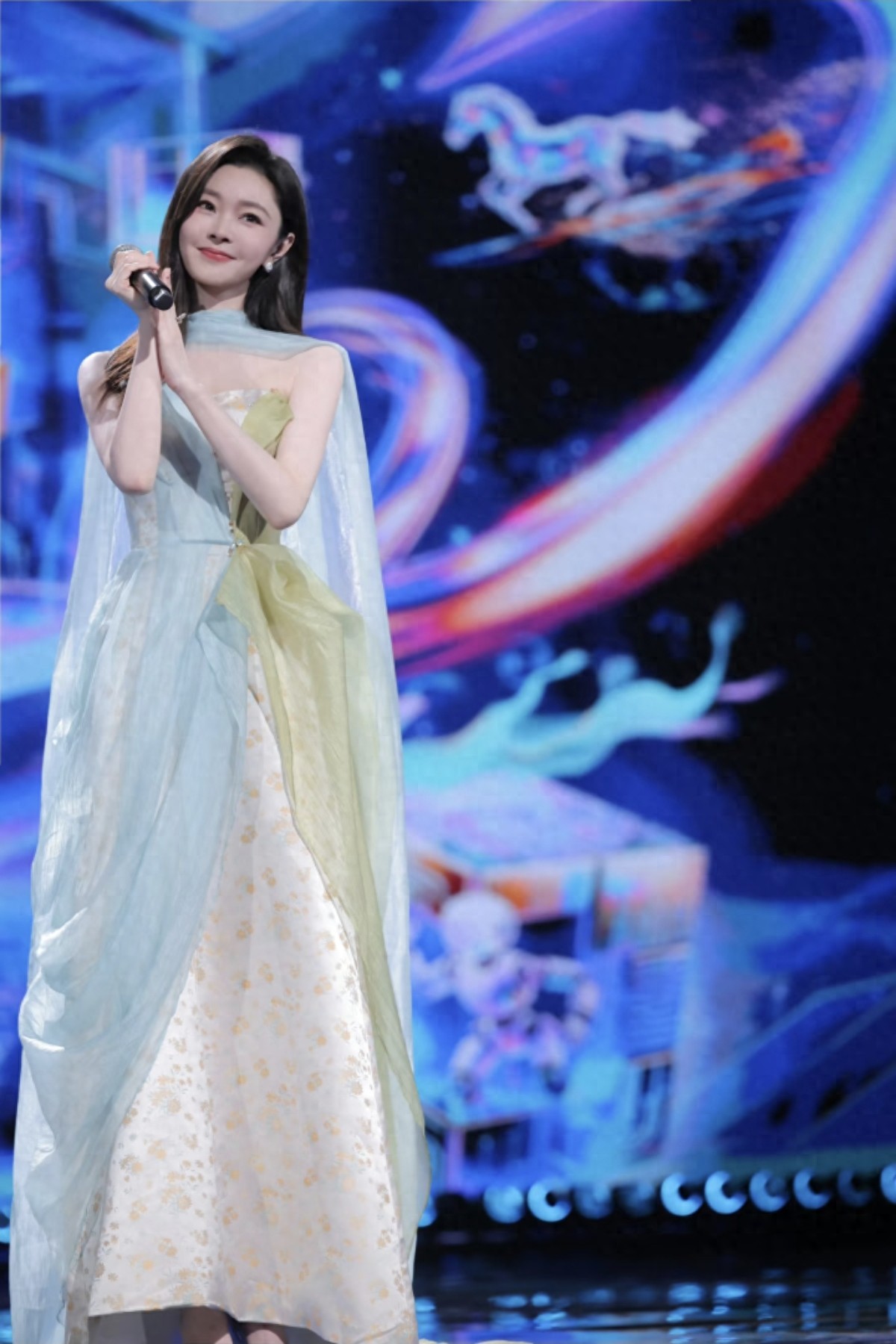 美的轻轻松松！宋轶网晚彩排花絮，一袭浅色长裙又美又温柔呀！