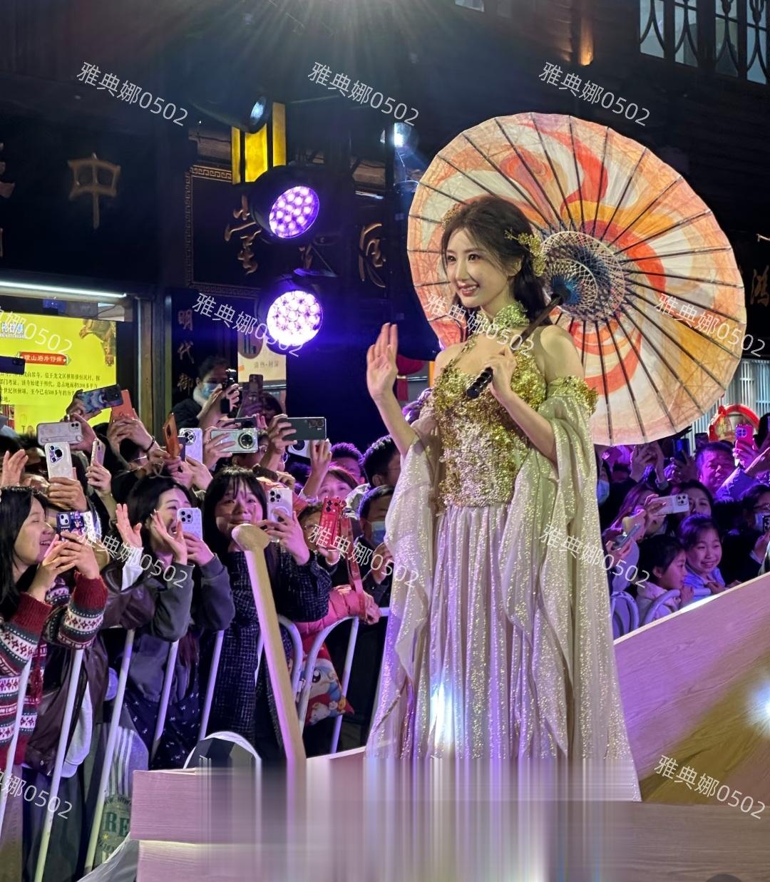 毛晓彤的美貌被低估了，她今天现身福州扮花车女神，本人好美好甜