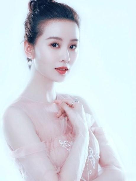 眼镜一戴谁能不爱？粉彩妆加持，刘诗诗气场超有范儿