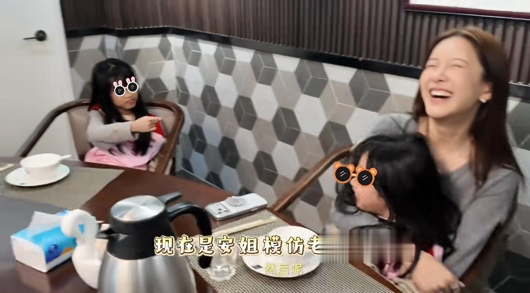 陈赫张子萱到香港王祖蓝家做客，亲自下厨做红烧肉 倒大瓶黄酒吓人