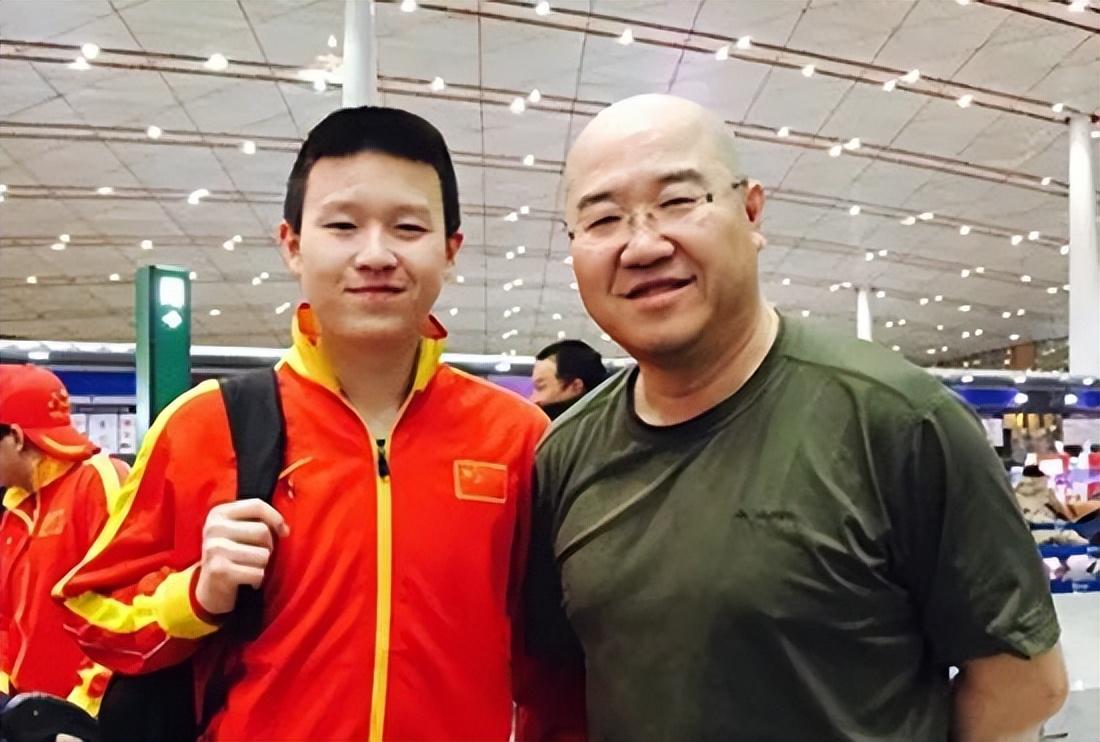 英达儿子英如镝改行当导演，20年冰球培养打水漂，冬奥会后变低调