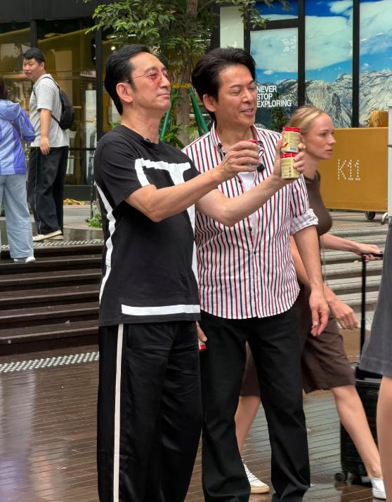 62岁吴启华在香港尖沙咀街头被偶遇，现实中真人看起来苍老了好多