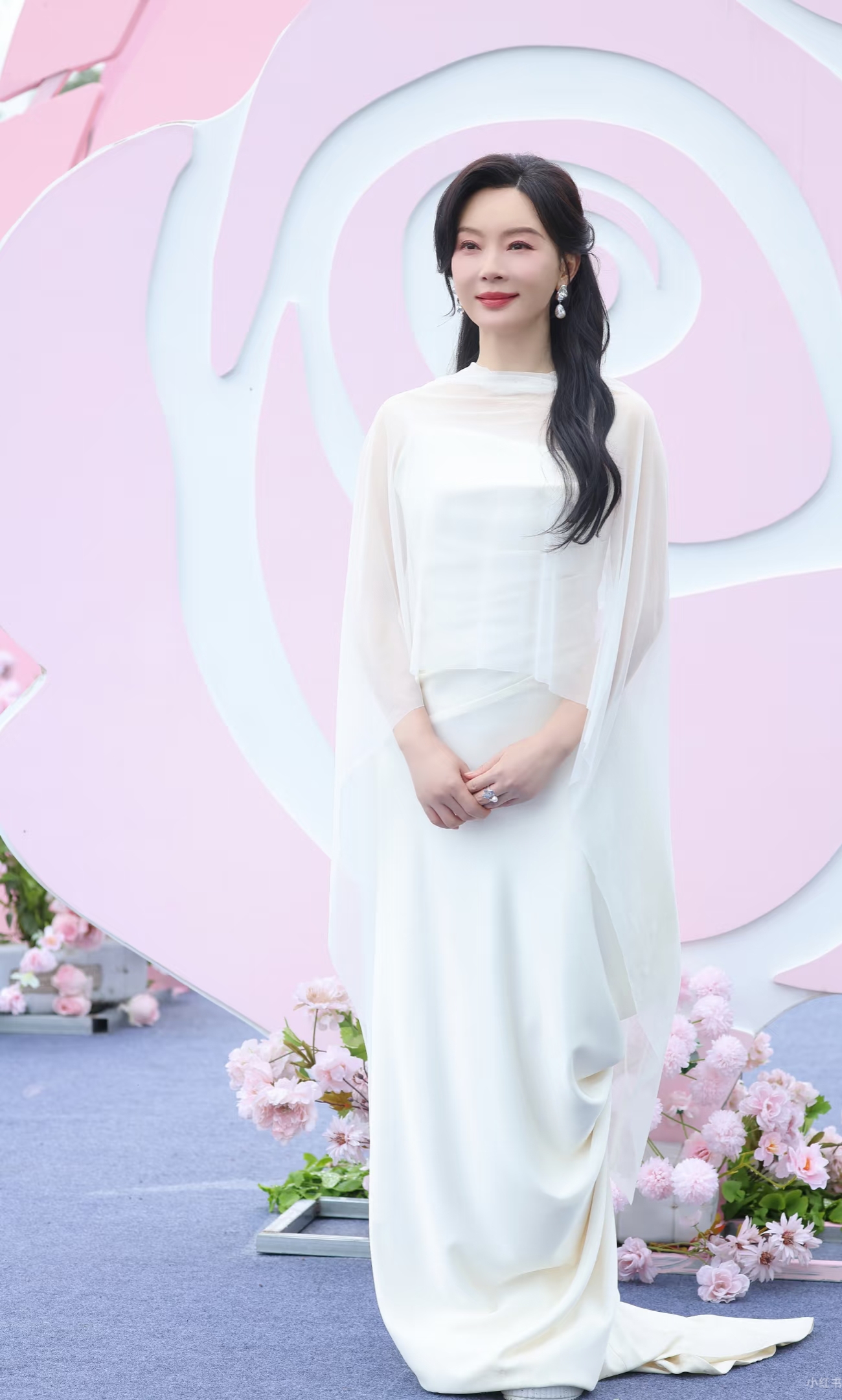 陈数亮相玫瑰谷活动，白色纱裙造型，长发温婉，尽显优雅知性美