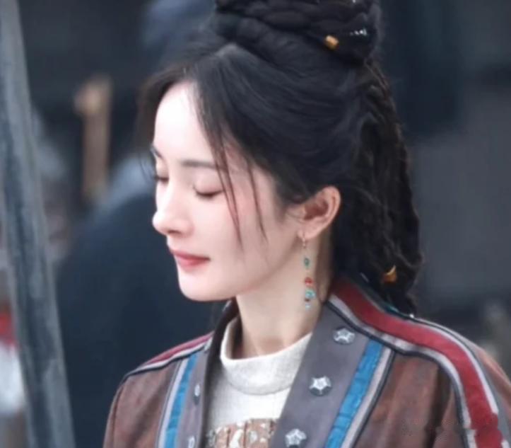 不会演少女就别乱演！杨幂路透脸肿沧桑嘴瘪背驼，没播就差评一片