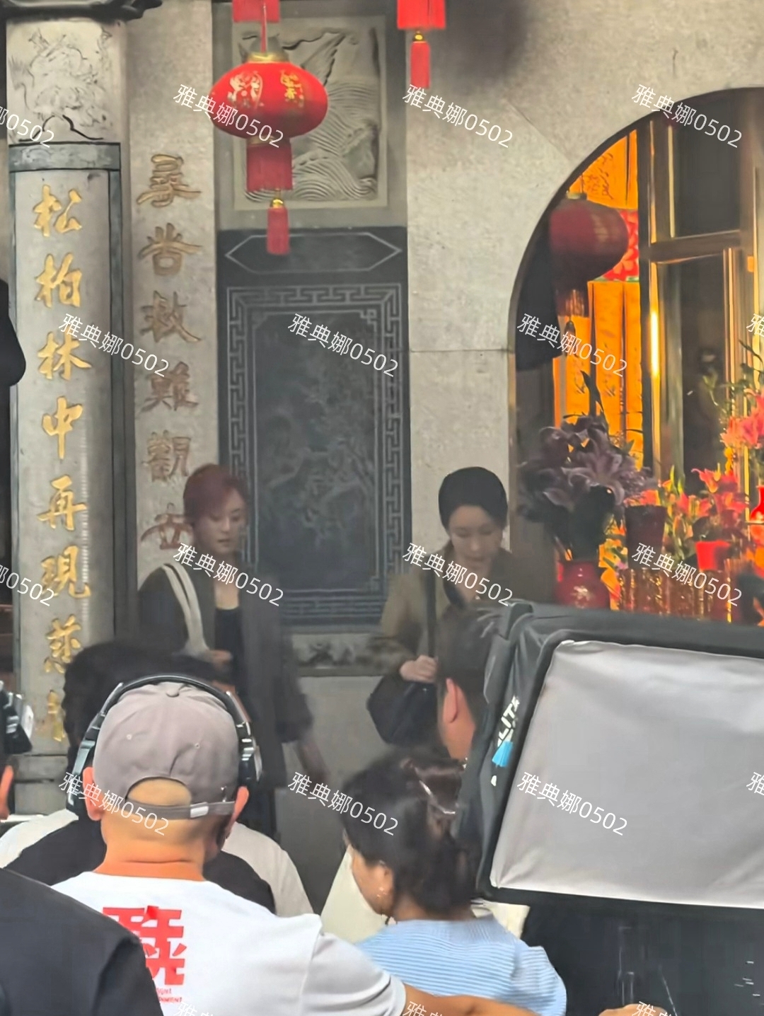厦门偶遇孙俪拍戏本人皮肤白里透红脸小大眼睛,表情警惕眼神略凶