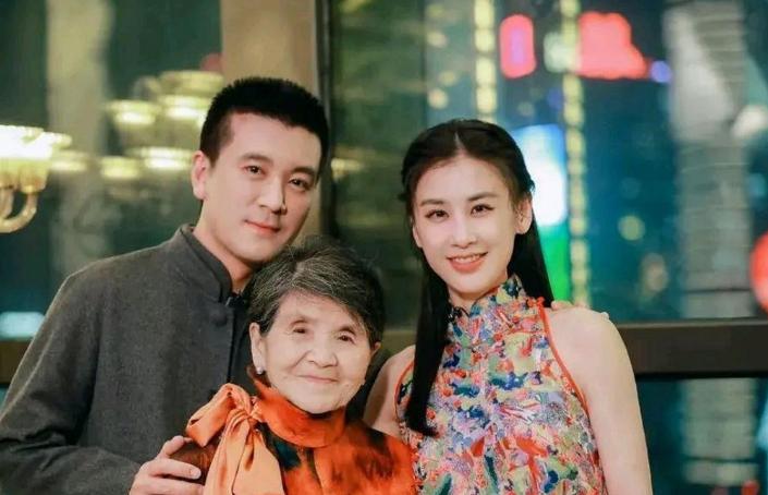 看到杨子母亲对“新儿媳”的态度，才知，黄圣依净身出户有多正确