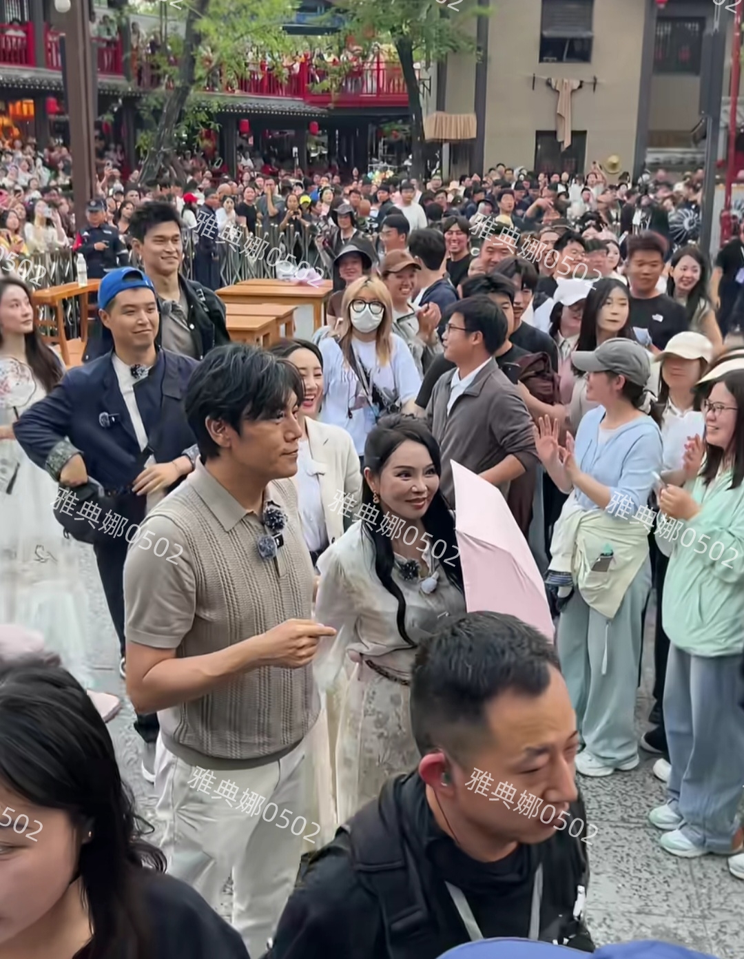 万岁山偶遇伊能静秦昊，伊能静本人虽然没有皱纹但脸面具感太强了