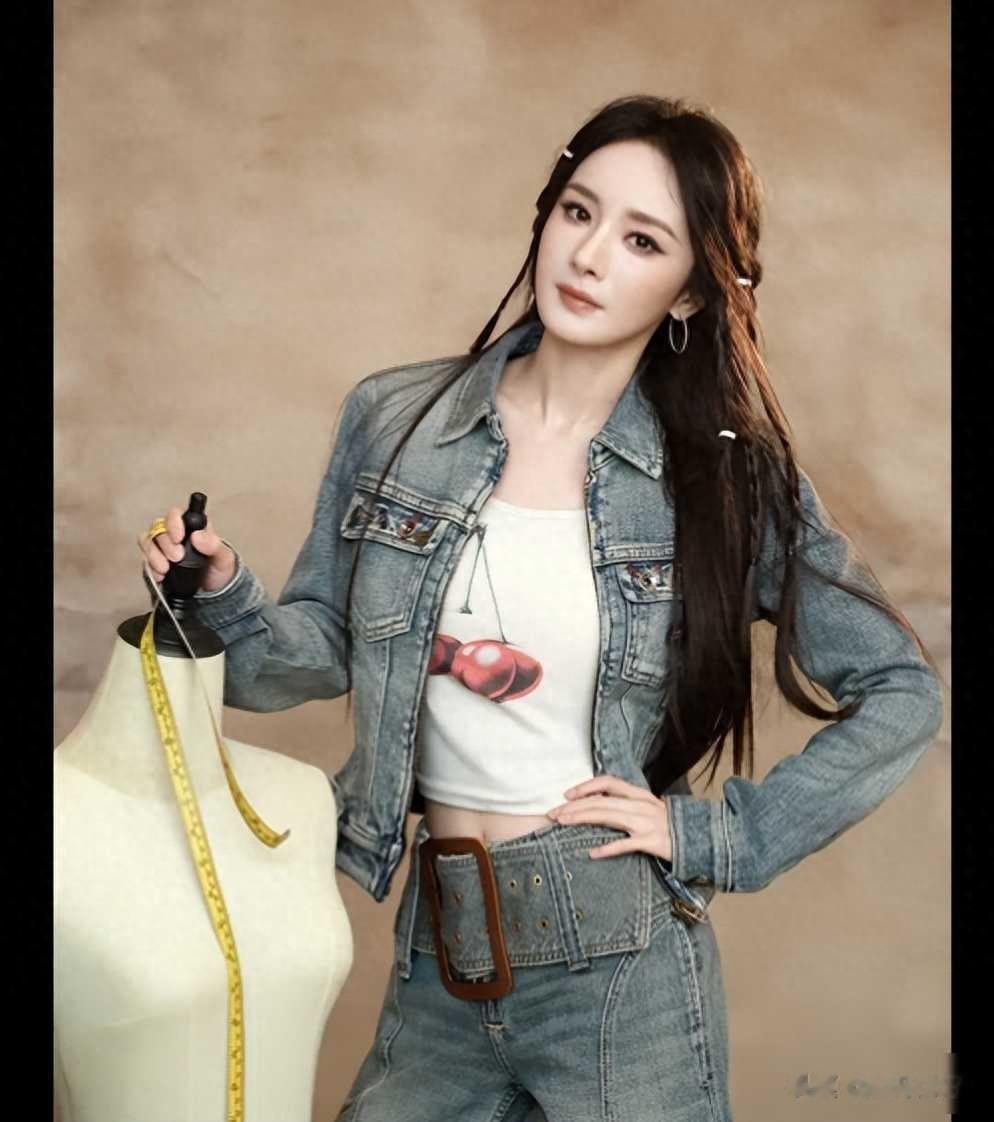 杨幂牛仔也玩甜辣风？樱桃背心一秒变身少女幂！