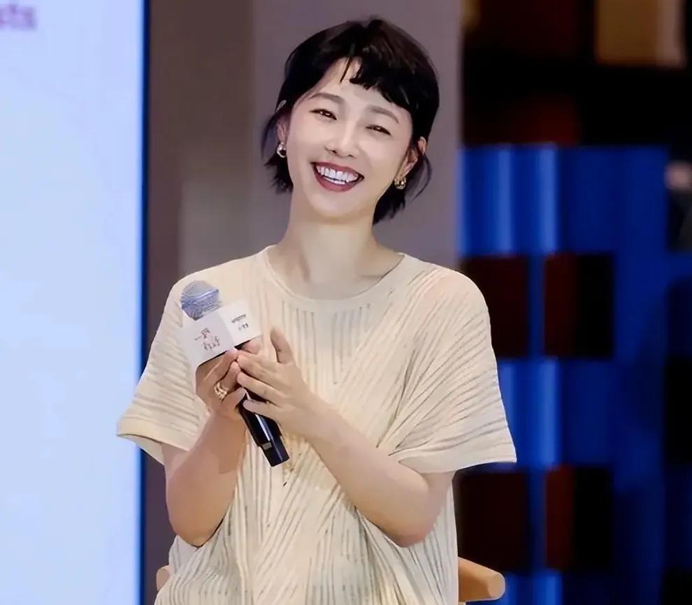 41岁白百何新剪了短发大变样!穿米色针织裙好高级,差点认不出!